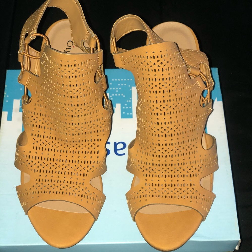 Women’s shoes ( sizes 8&11)